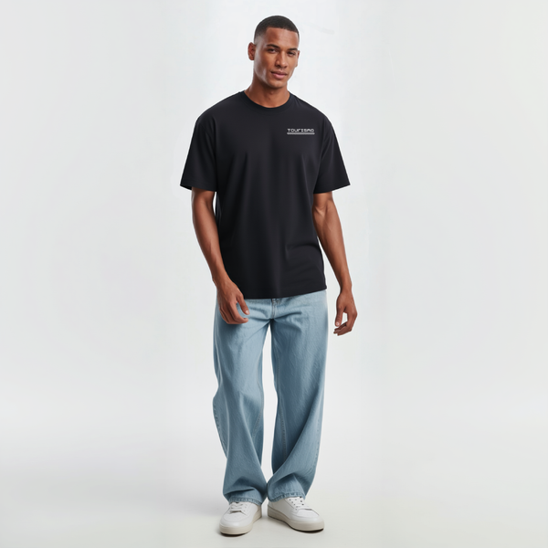 T-shirt noir Lando Norris Signature Edition, vue de face en pied sur mannequin en jean clair et baskets blanches
