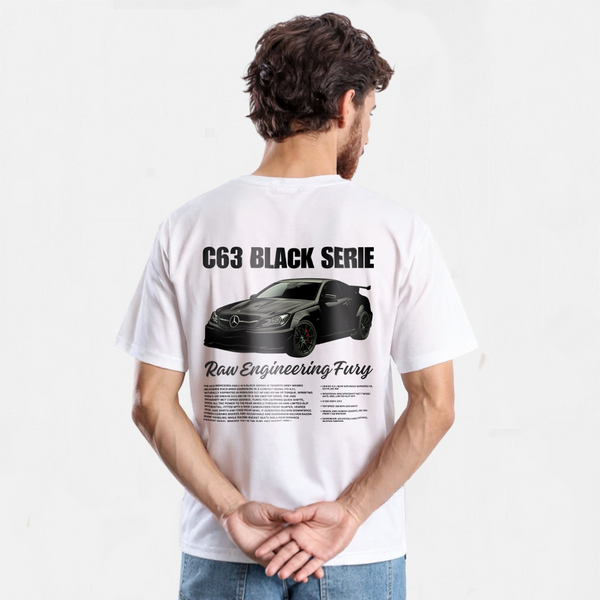 T-shirt blanc Mercedes C63 Black Series avec design imprimé dans le dos, mannequin vu de dos en jean bleu