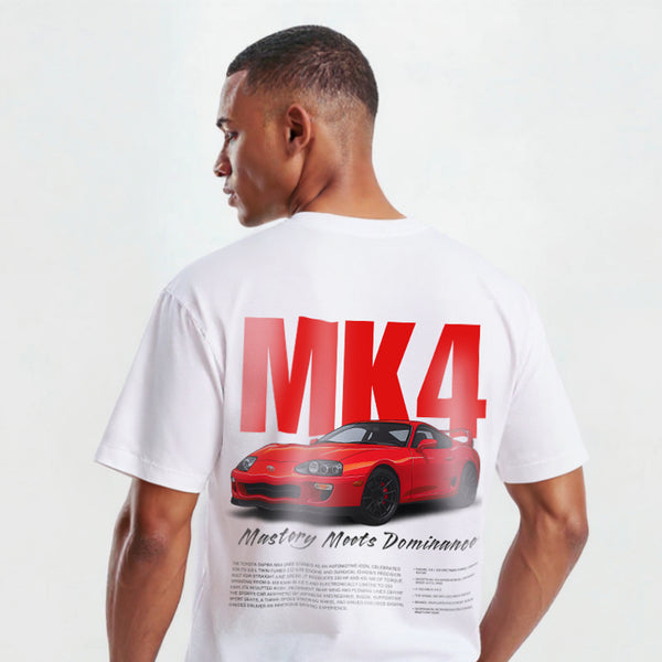 Gros plan du T-shirt blanc Toyota Supra MK4 avec inscription 2JZ oversize et Supra rouge